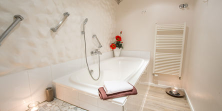 Badezimmer mit Whirlbadewanne 