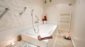 Badezimmer mit Whirlbadewanne 