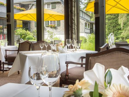 Tische im Erker mit Blick auf die Terrasse