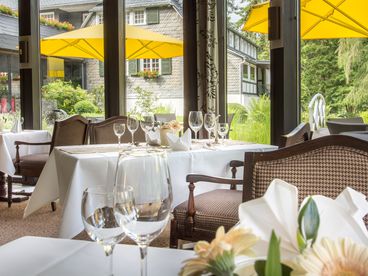 Tische im Erker mit Blick auf die Terrasse
