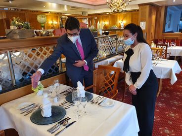 Azubi Anleitung im Restaurant Göbel's Hotel