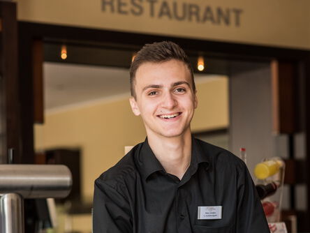 Azubi Marc Anders bei der Arbeit in der Hotelküche.