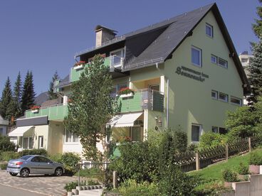 Außenansicht des Haus Sonnenuhr bei Sonnenschein 