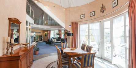 Essbereich in der Maisonette-Ferienwohnung mit Fensterfront