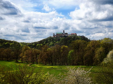 Die Wartburg trohnt über der hessischen Stadt Eisenach.