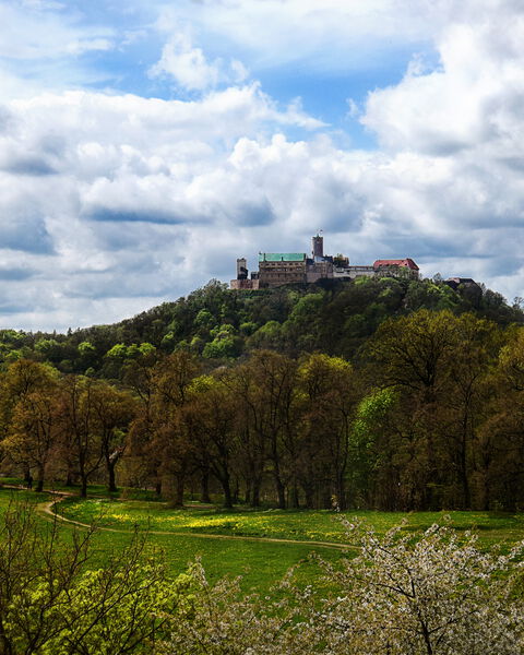 Die Wartburg trohnt über der hessischen Stadt Eisenach.