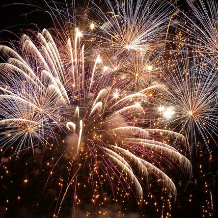 Großes Feuerwerk am Nachthimmel 