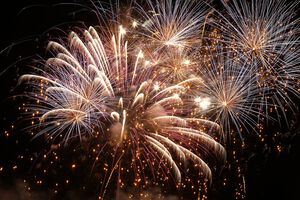 Großes Feuerwerk am Nachthimmel 
