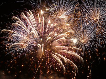 Großes Feuerwerk am Nachthimmel 