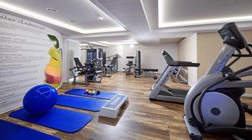 Gut ausgestatteter Fitnessraum im Hotel Quellenhof