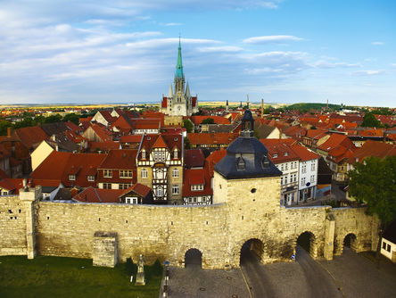Blick auf Mühlhausen aus der Vogelperspektive mit der Stadtmauer im Vordergrund