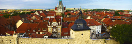 Blick auf Mühlhausen aus der Vogelperspektive mit der Stadtmauer im Vordergrund