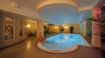 Innenpool des Hotel Quellenhof