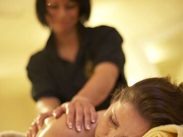 Entspannte Rückenmassage