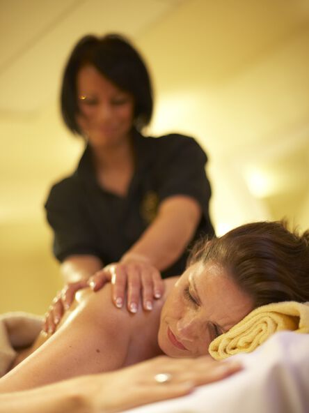 Entspannte Rückenmassage