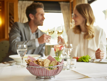 Ein Paar stößt bei ihrem Dinner mit Weißwein an 