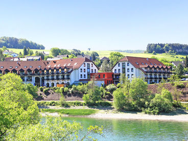 Außenansicht des Göbel's Seehotel Diemelsee