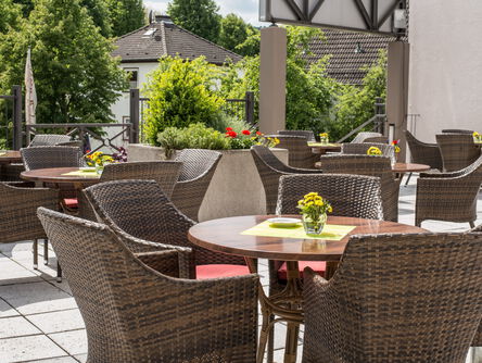 Sonnenterrasse Posthotel, mehrere Tische mit Stühlen dran