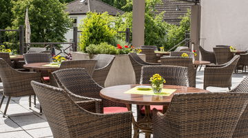Sonnenterrasse Posthotel, mehrere Tische mit Stühlen dran