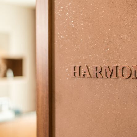 Blick ins Badezimmer mit Schriftzug Harmonie