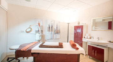 Behandlungsliege im Wellnessbereich 