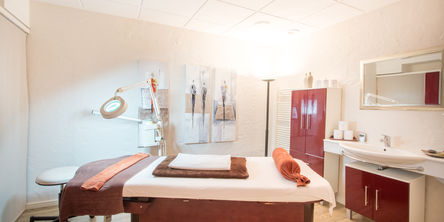 Behandlungsliege im Wellnessbereich 