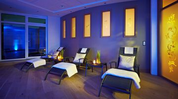 Drei Relaxliegn, auf denen Kissen und gefaltete Handtücher