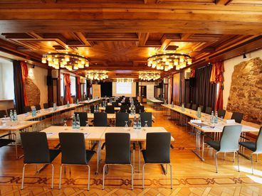 prunkvoller Tagungsraum mit holzvertäfelten Decken in Göbel's Schlosshotel Prinz von Hessen.