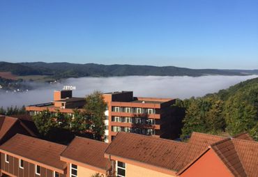 Bild zur News: Langsam verzieht sich der über dem Tal liegende Nebel - ein toller Ausblick