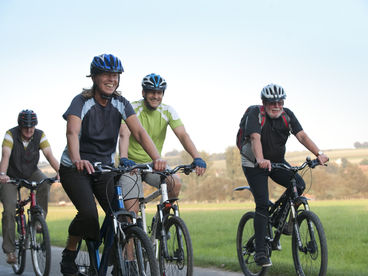 Vierer Gruppe macht eine Fahrradtour in Bad Wildungen