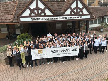 Auszubildende der Göbel Hotels bei der Azubi-Akademie 2025 vor dem Göbel's Hotel Rodenberg.