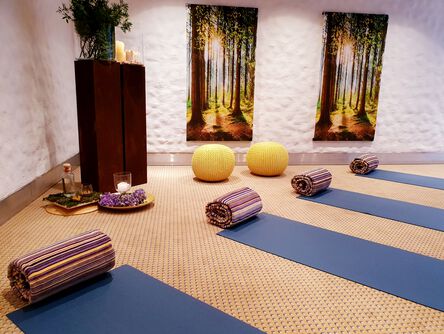 Vier blaue Yogamatten im Yogaraum 