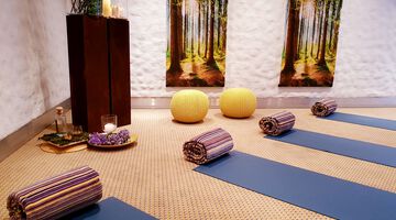 Vier blaue Yogamatten im Yogaraum 