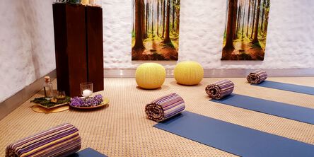 Vier blaue Yogamatten im Yogaraum 