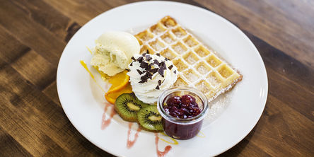 Belgische Waffel serviert mit Sahne und Eis und frischem Obst 