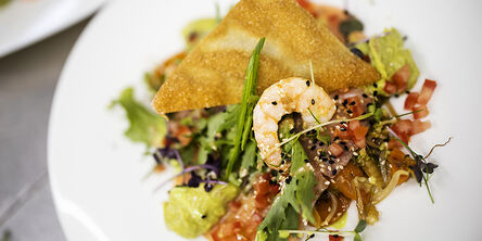 Frischer Salat mit Garnelen serviert mit Brot 