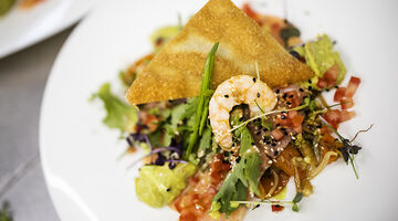 Frischer Salat mit Garnelen serviert mit Brot 