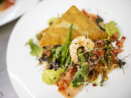 Frischer Salat mit Garnelen serviert mit Brot 