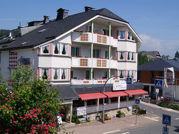 Blick auf die Balkone des Landhotel Willingen 