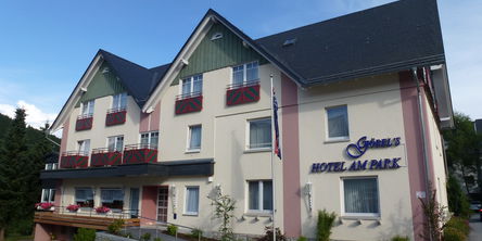 Außenansicht des Göbel's Hotel am Park