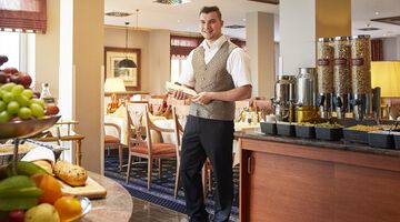 Service Mitarbeiter im Frühstücksraum