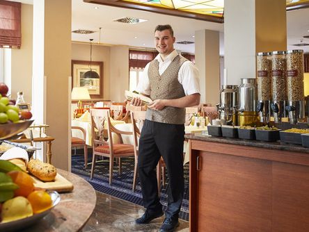 Service Mitarbeiter im Frühstücksraum