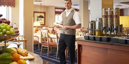 Service Mitarbeiter im Frühstücksraum