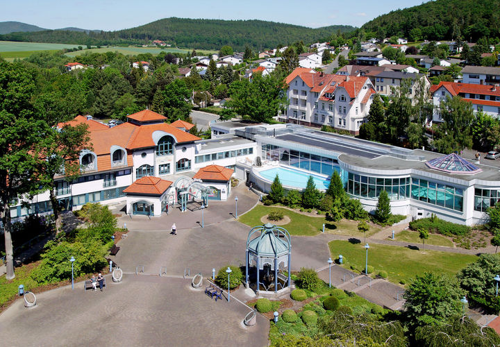 Paar schwimmt im Hotelpool.