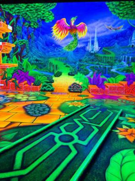 Bunte Minigolfbahnen beim Schwarzlicht-Minigolf