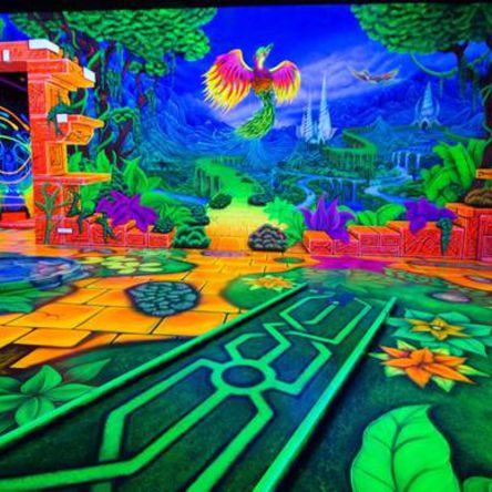 Bunte Minigolfbahnen beim Schwarzlicht-Minigolf