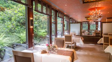 Gedeckte Tische im Restaurant 