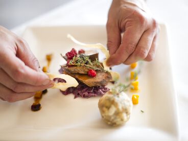 Dekorieren des Gourmetessen im Hotel Bad Wildungen