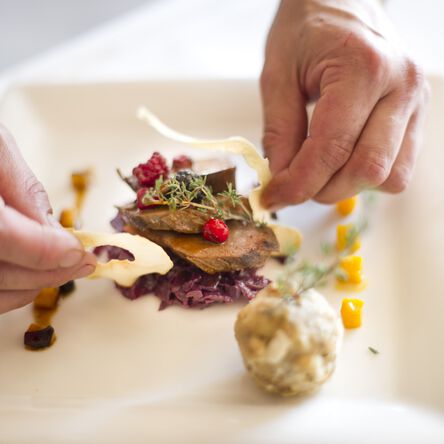 Dekorieren des Gourmetessen im Hotel Bad Wildungen
