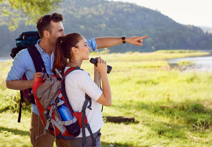 Pärchen macht eine Wanderung